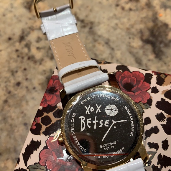 New Betsey Johnson White Leather Band Lipstick Kiss Watch*New & Boxed - Picture 4 of 8